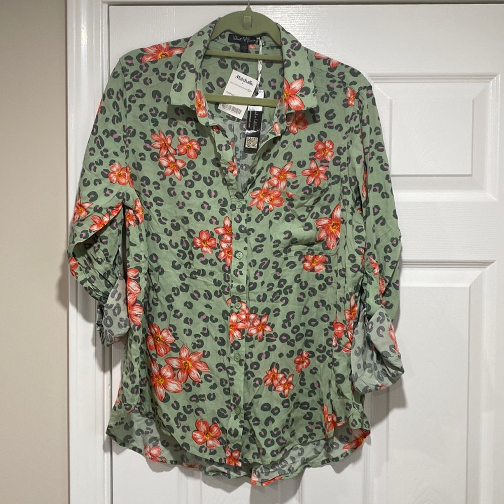 Cute rayon top, fun but subtle print, Size L